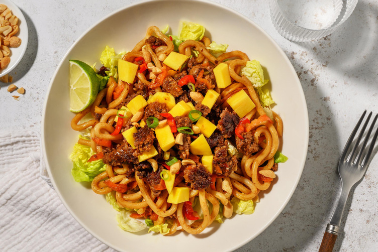 Thai-Udon-Salat mit Fleisch vom Weiderind