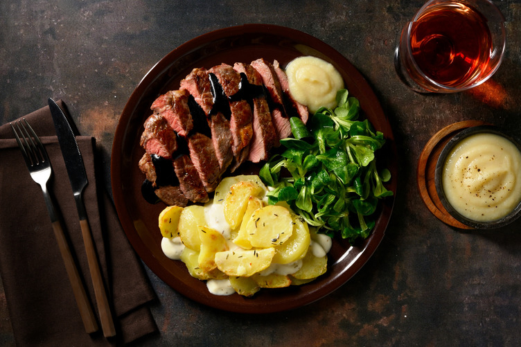 Entrecot de ternera con milhojas cremoso de patatas