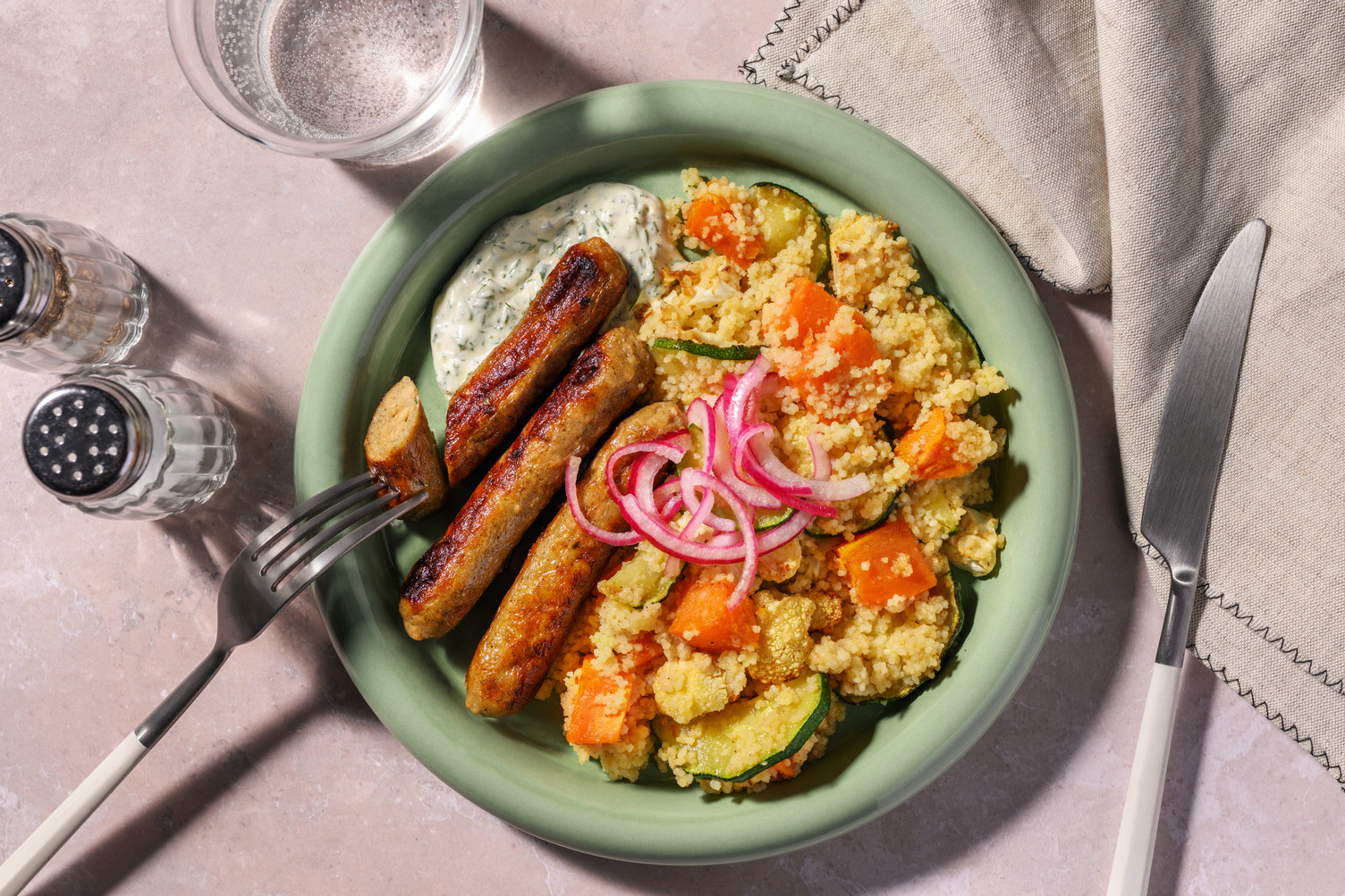 Veggie worstjes met yogurtsaus en couscous