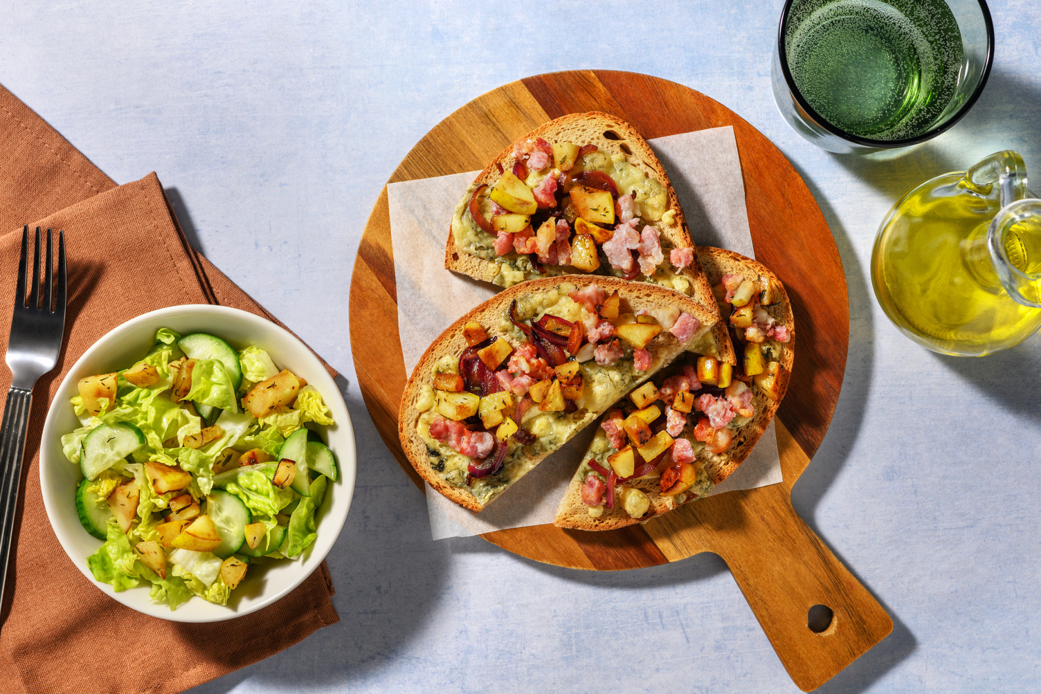 Tartines au fromage bleu, lardons & poire