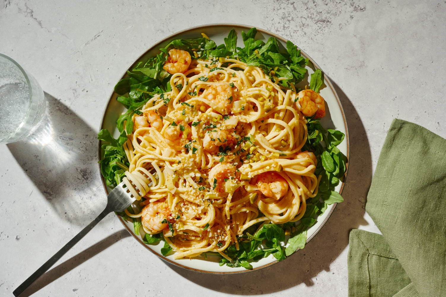 Linguine aux crevettes, pistaches & pangrattato