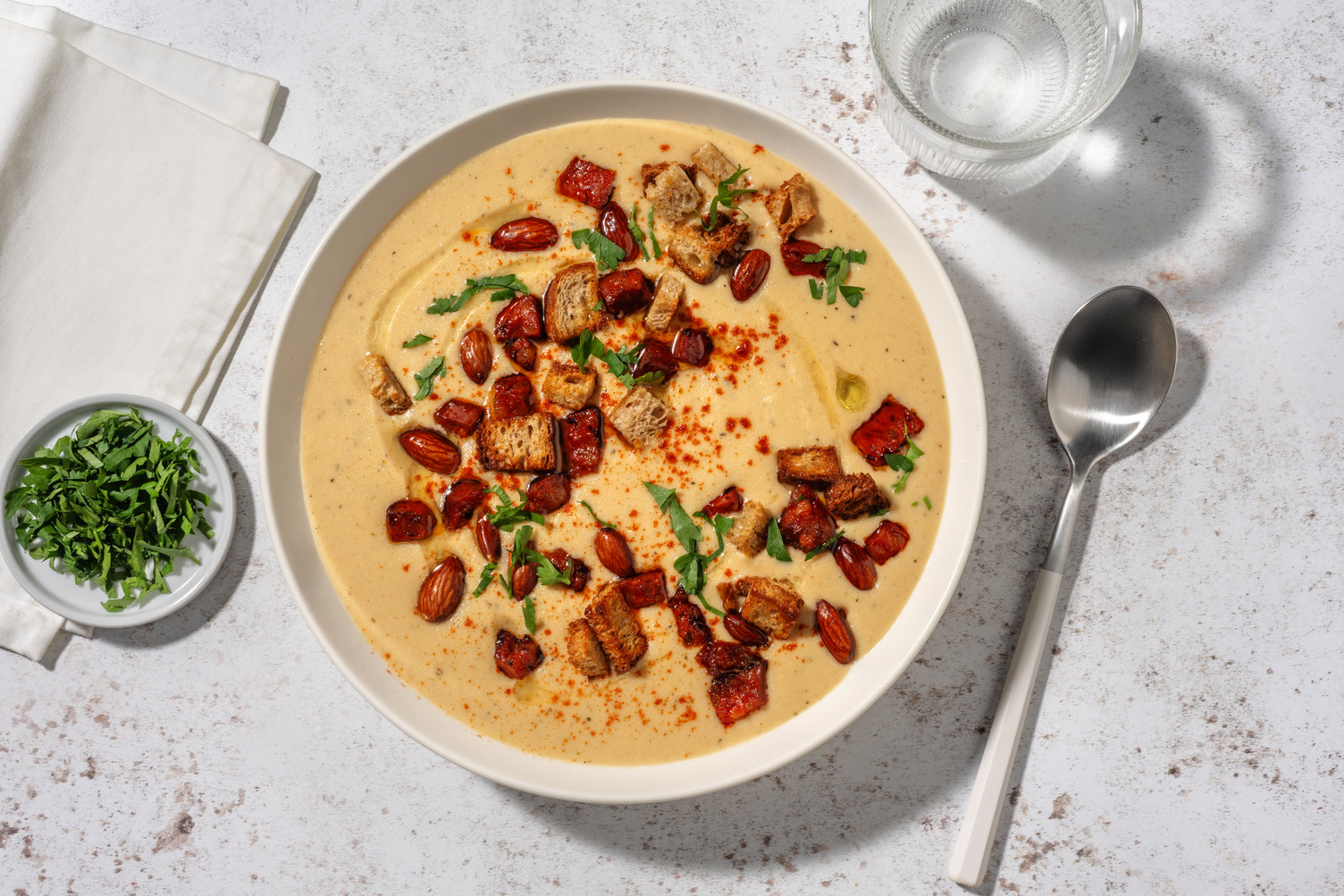 Velouté de chou-fleur, chorizo grillé & persil