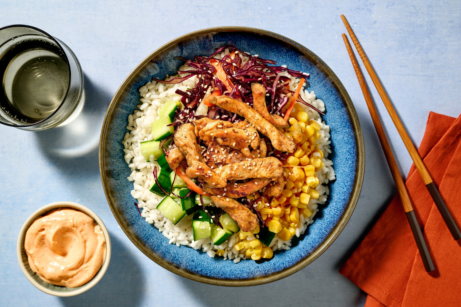 Bio-Hähnchenschenkel Poké Bowl mit Sriracha-Mayo