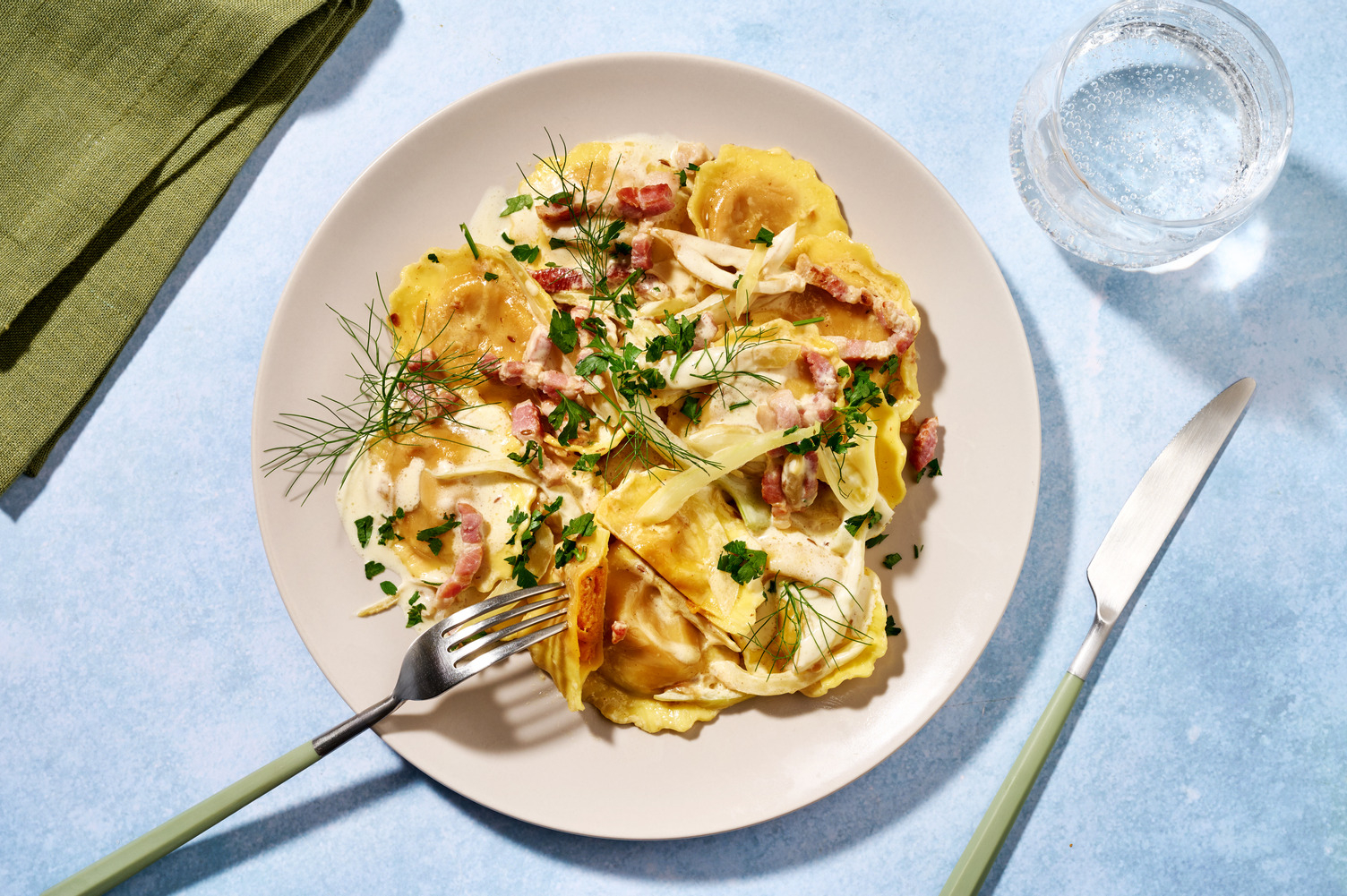 Ravioli courge-sauge aux lardons & fenouil