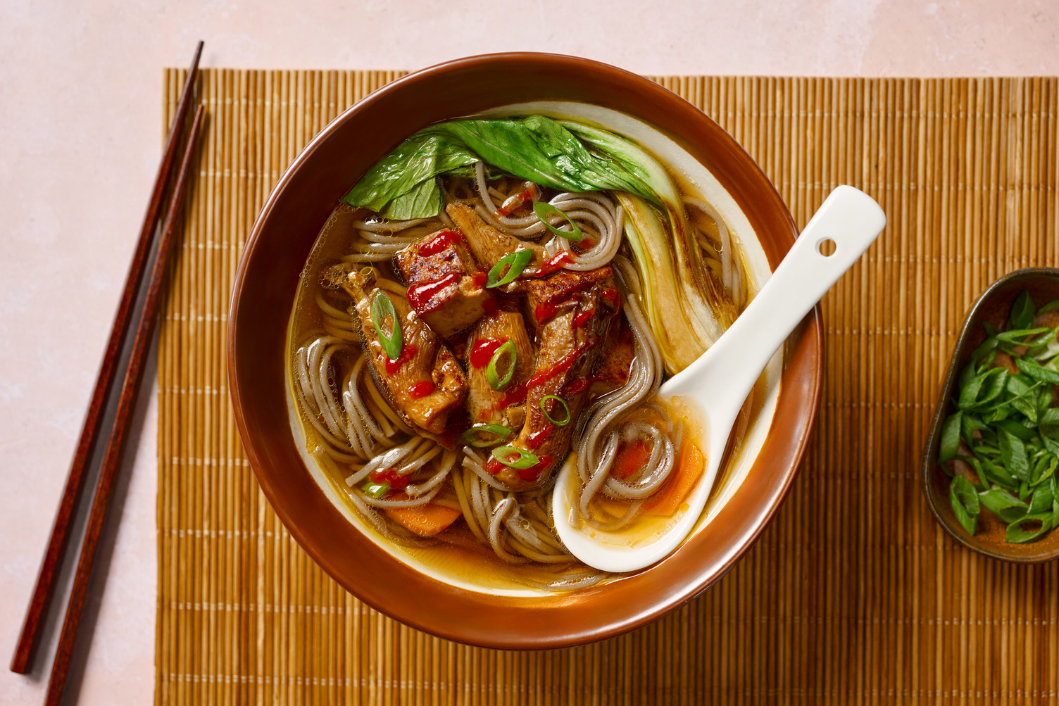 Soupe épicée : nouilles soba, tofu & pleurotes