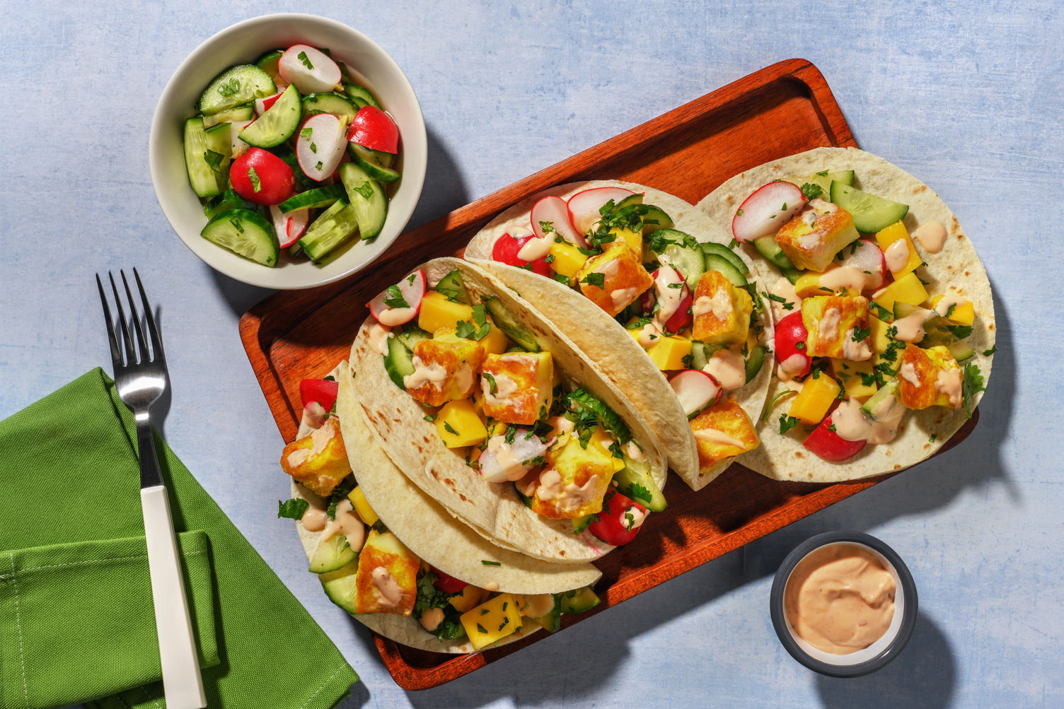 Taco's met witte grillkaas, mango en zoet-pikante chilisaus