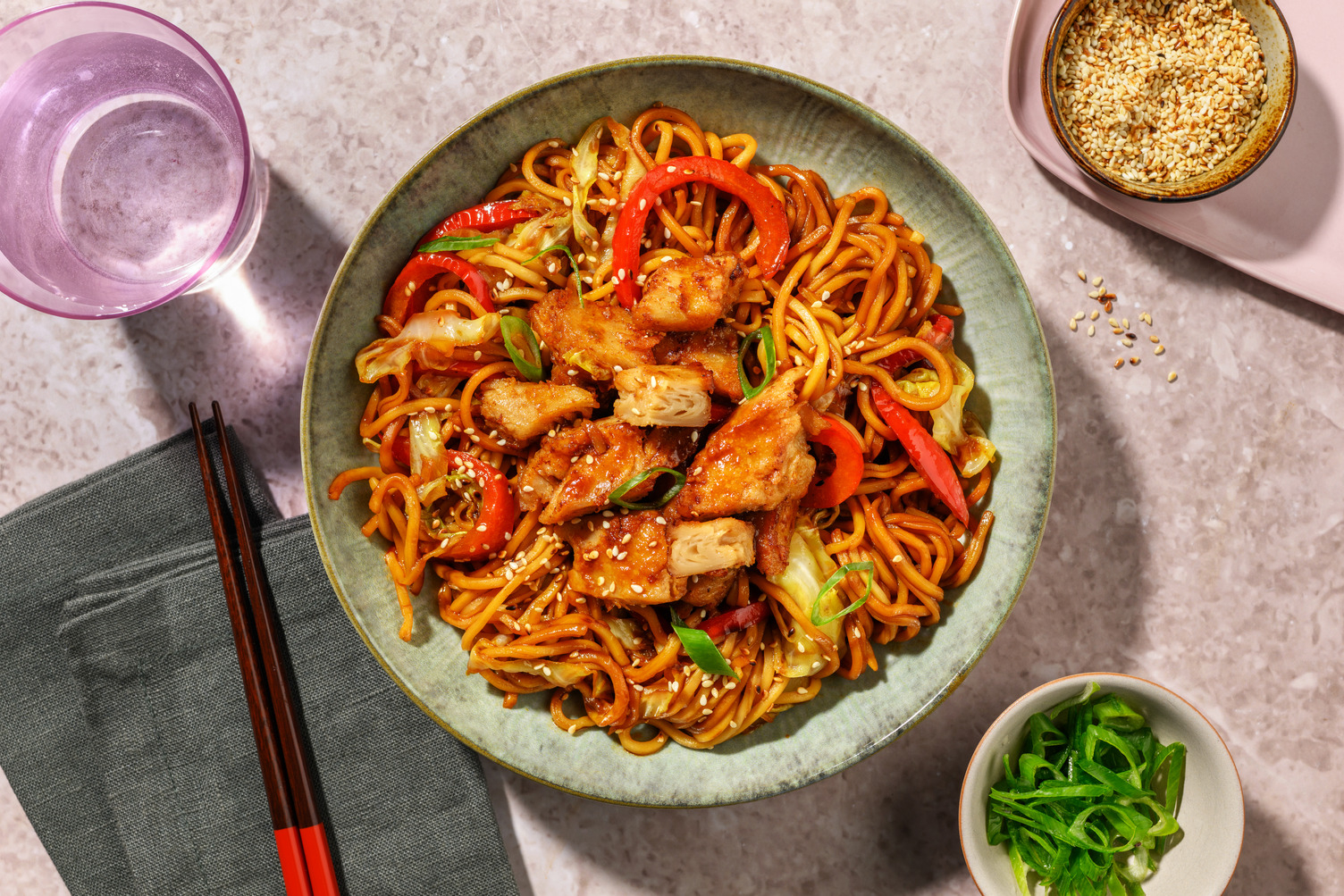 Nouilles hokkien mee & émincés végés façon poulet