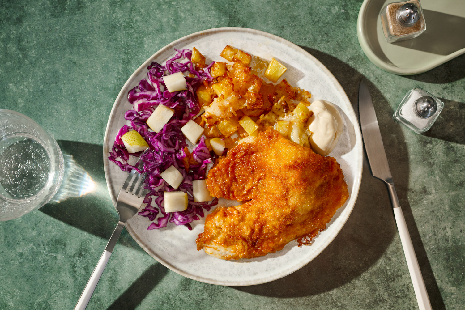 Knuspriger Buntbarsch mit käsigen Kartoffeln