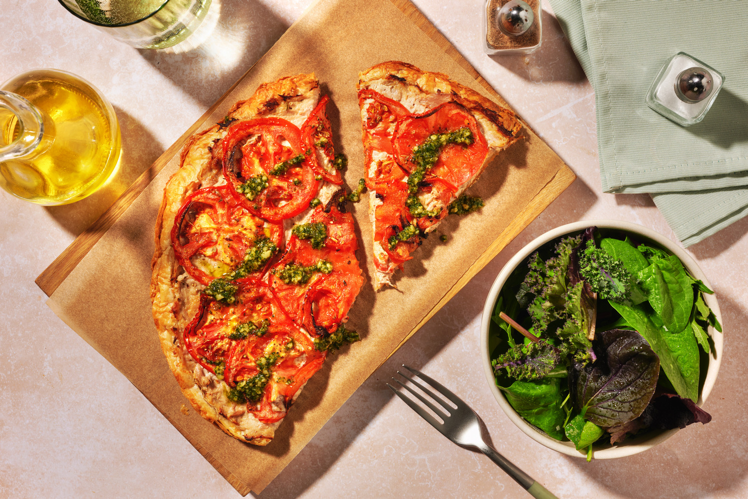 Tarte fine thon, tomates & crème de basilic