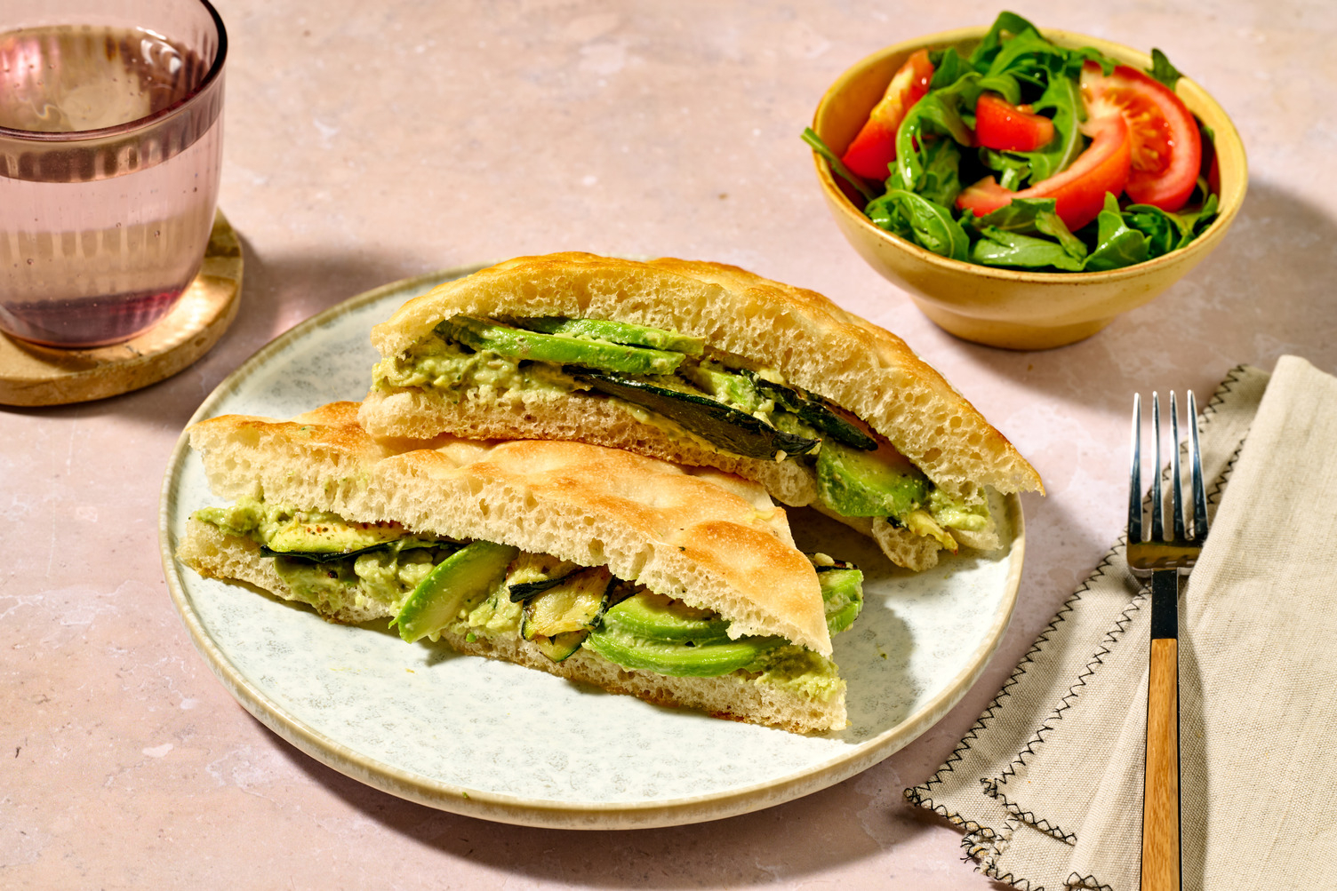 Focaccia au pesto d’avocat & courgettes grillées
