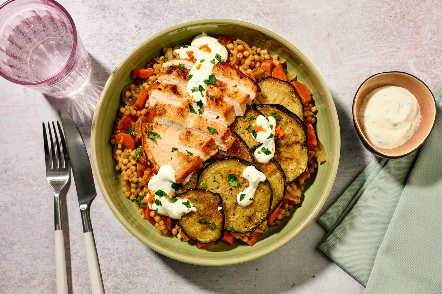 Kalkoen met sinaasappel-labnesaus en aubergine