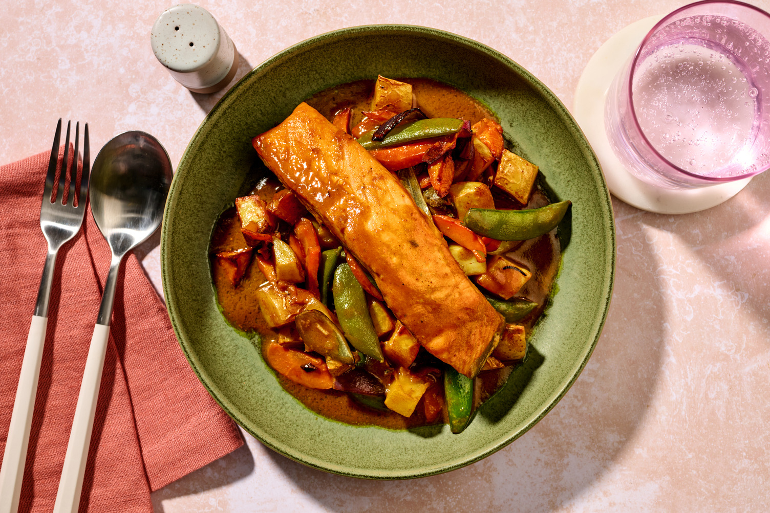 Ugnsbakad lax i gul currysås