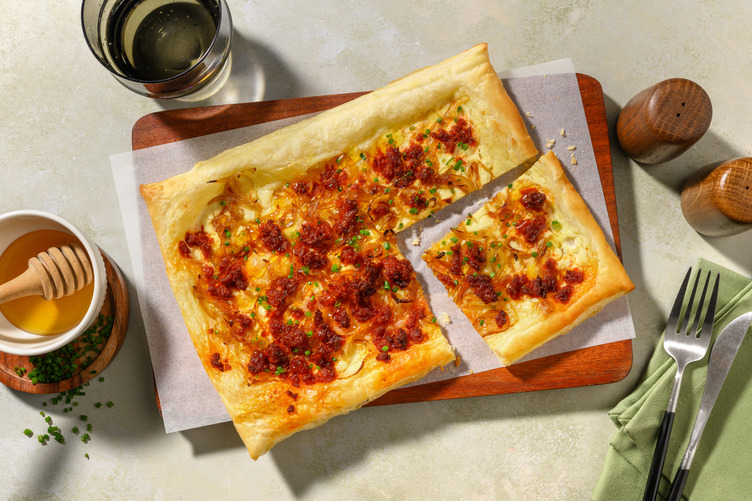 Hojaldre de sobrasada de Mallorca y cebolla caramelizada