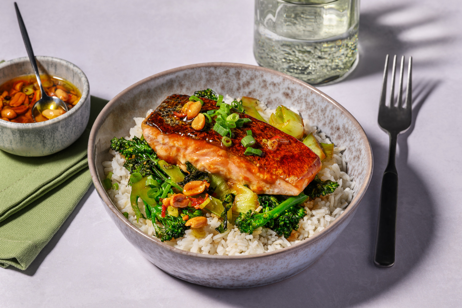 Zalmfilet met pikante pinda-olie en broccolini