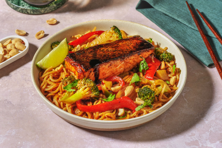 Sticky zalmfilet met noedels, pinda’s en limoen