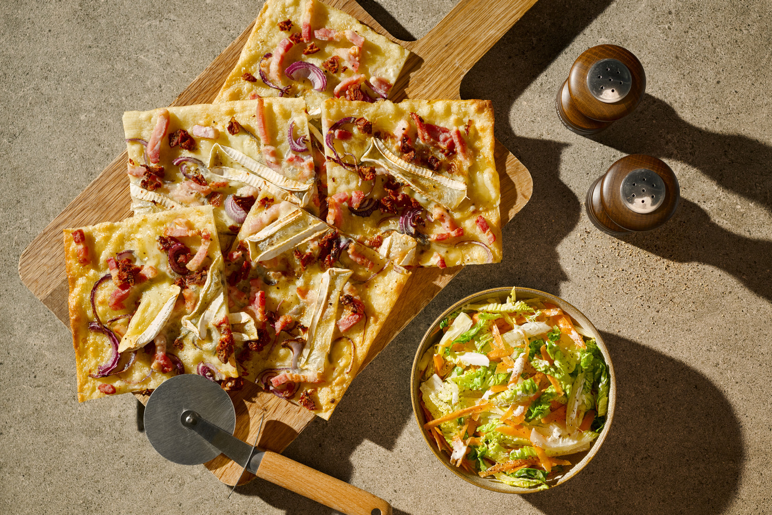 Flammkuchen mit doppelt Bacon & Camembert