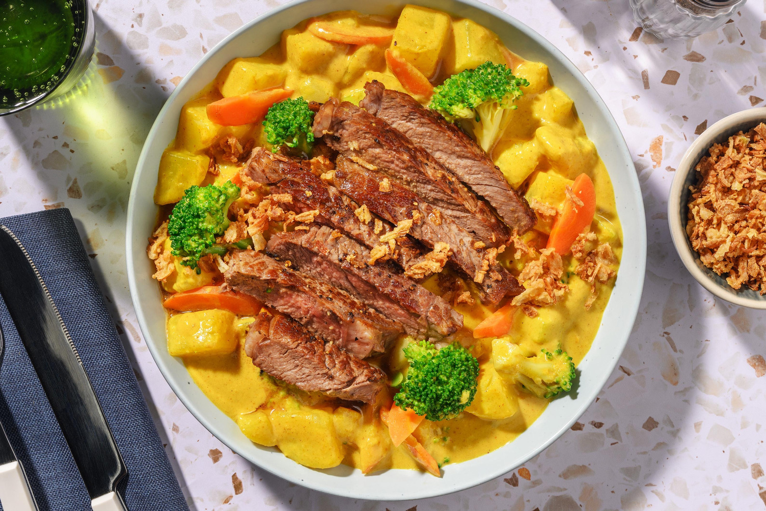 Steak met romige aardappelcurry