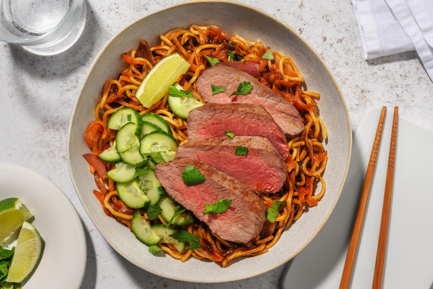 Steak met noedels in zoete Aziatische saus