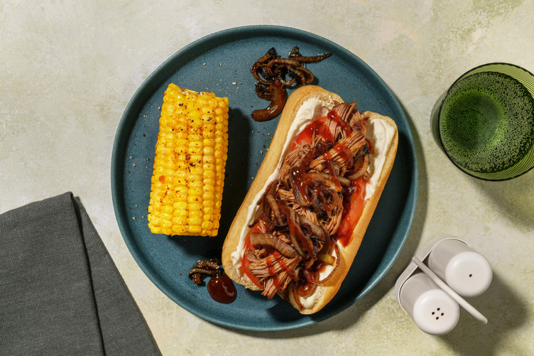 BBQ Pulled Pork Dog mit Maiskolben und Butter