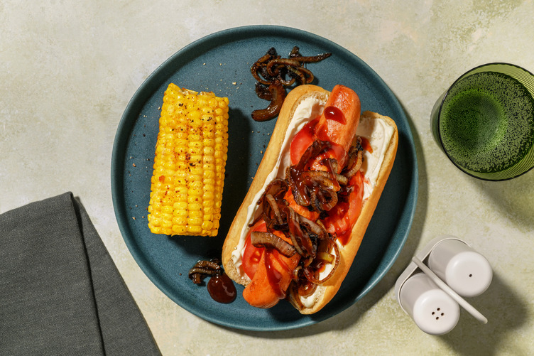 BBQ-Hot Dog mit Maiskolben und Butter