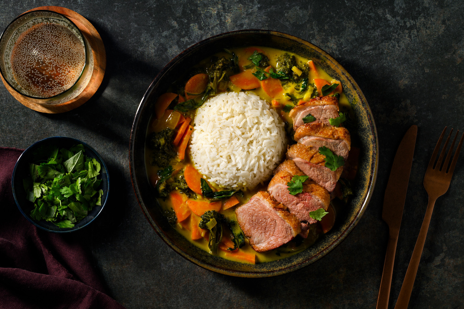 Filet de canard grillé, curry à la thaï & riz
