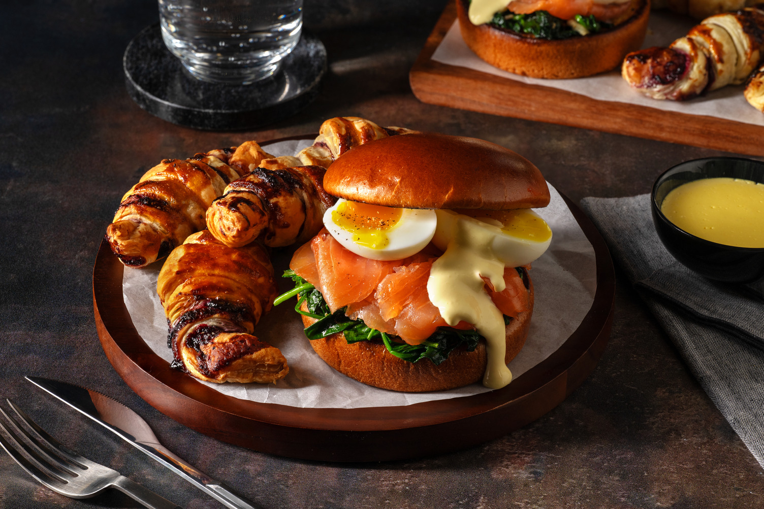 Le Brunch : buns saumon, épinards & hollandaise