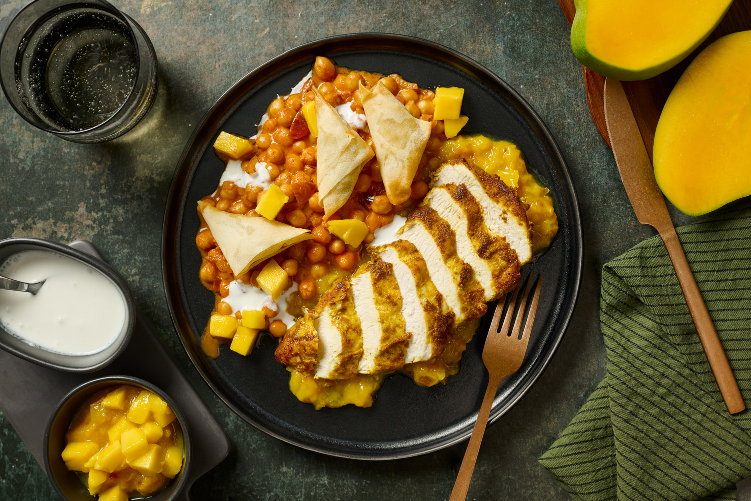 Poulet & samossa chaat au chutney de mangue