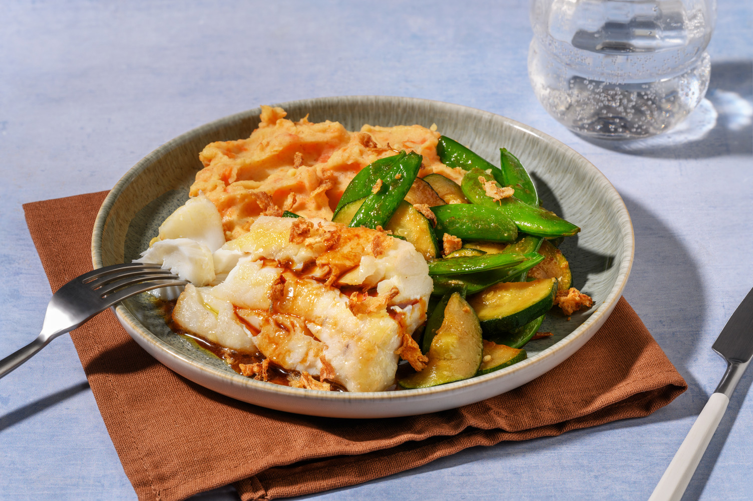 Kabeljauwfilet met ponzu en sticky sugarsnaps