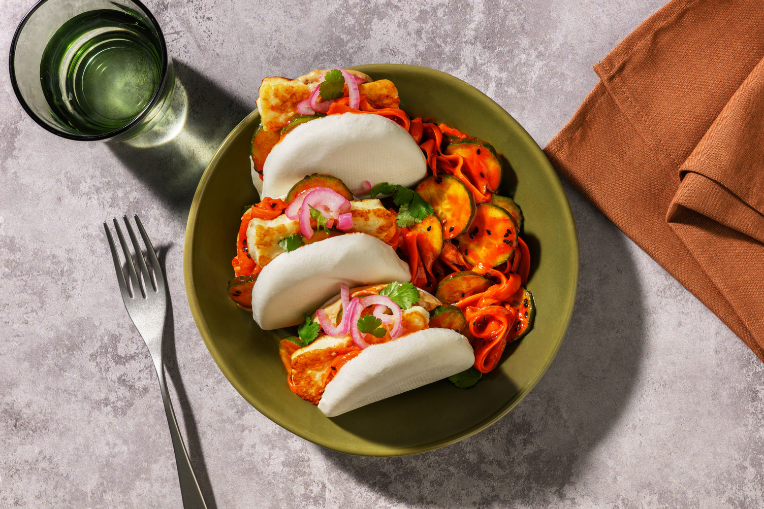 Bao buns garnis d'halloumi & salade au gochujang