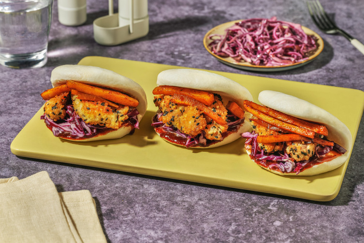Knapperige bao buns met kip en zoete gochujangdressing