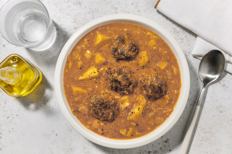 Albóndigas guisadas con picada de almendras