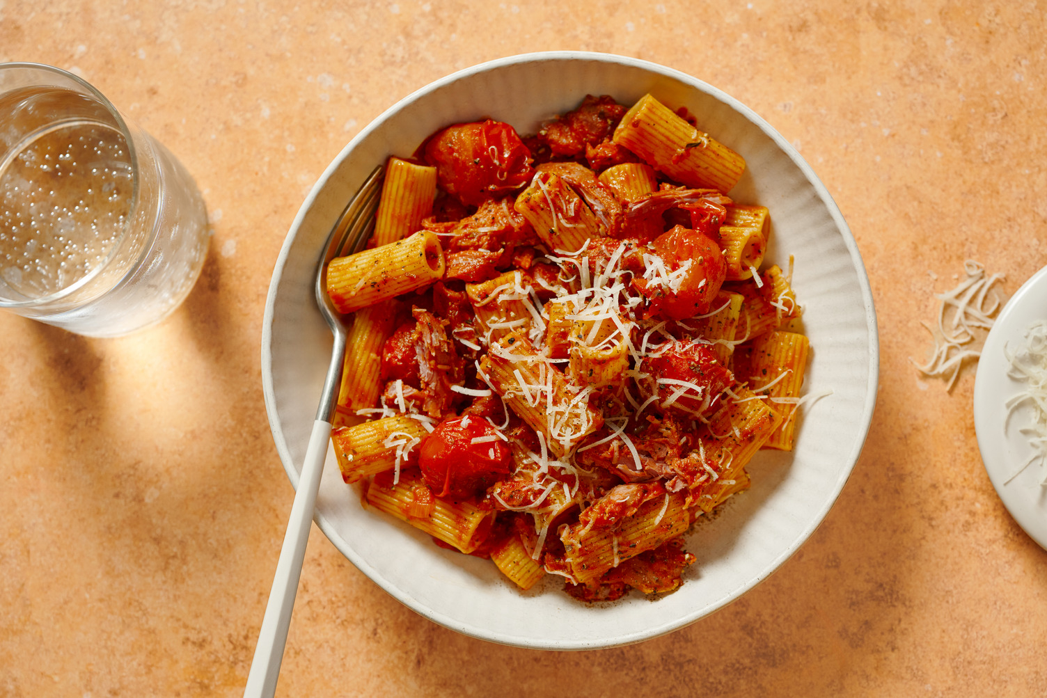 Rigatoni met gekonfijte eend en geroosterde-tomatensaus
