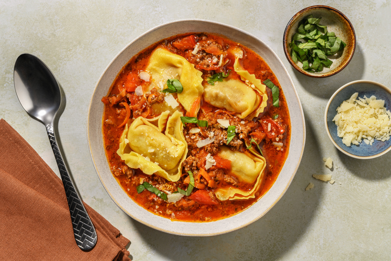 Tortellonisoep met rundergehakt en Grana Padano