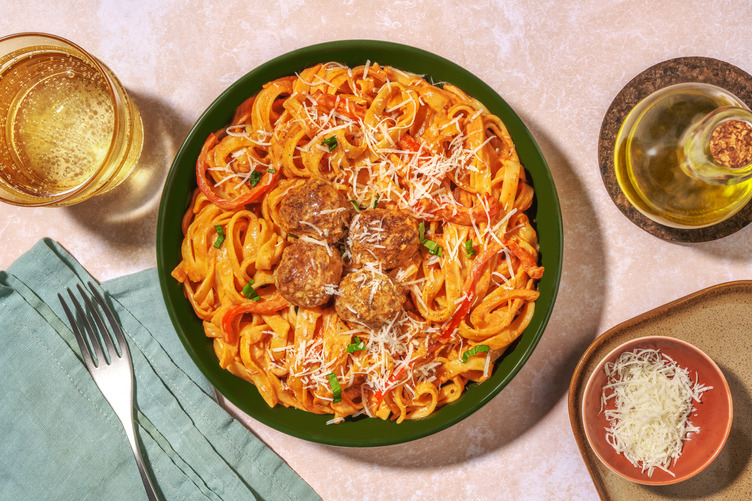 Tagliatelle met gehaktballetjes in romige tomatensaus