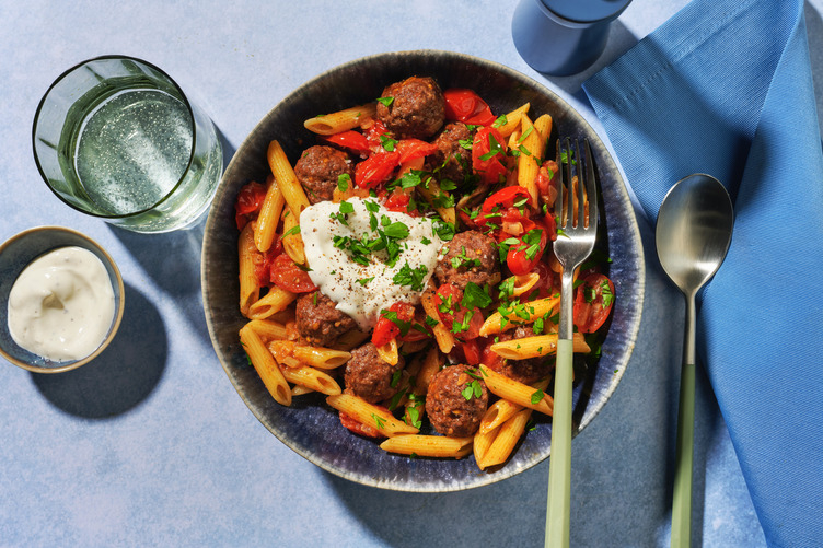 Penne met hertengehaktballetjes en knoflook-yoghurtsaus