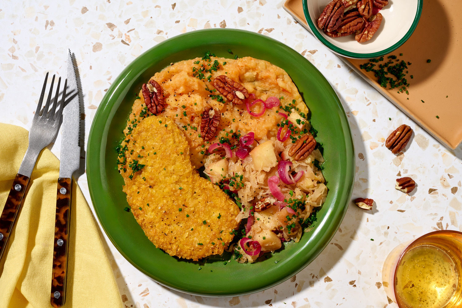 Schnitzel végé au fromage & choucroute à la pomme