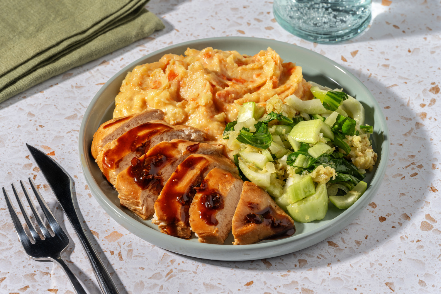 Poulet fusion, pak choï & réduction soja