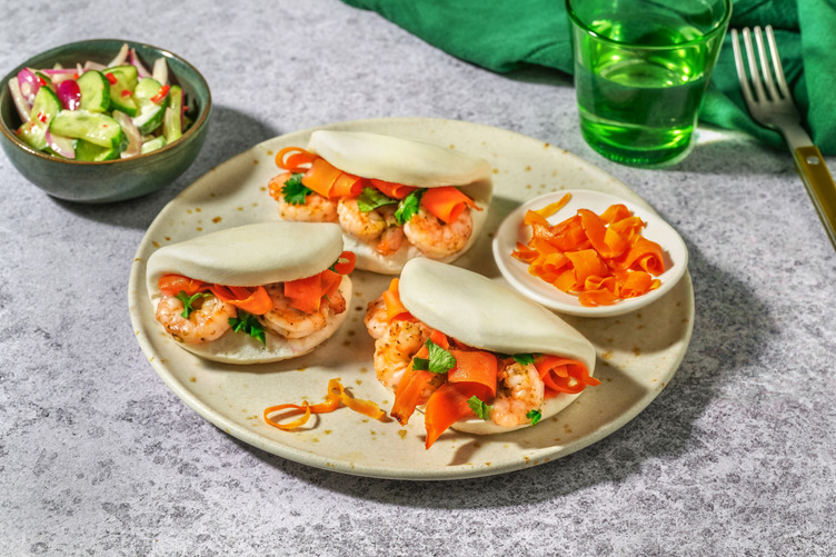 Bao buns met bulgogi-scampi's en pikante komkommersalade