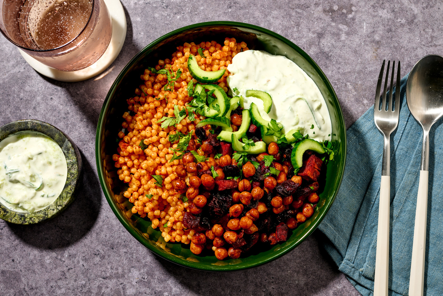 Perlencouscous-Salat mit doppelt Chorizo