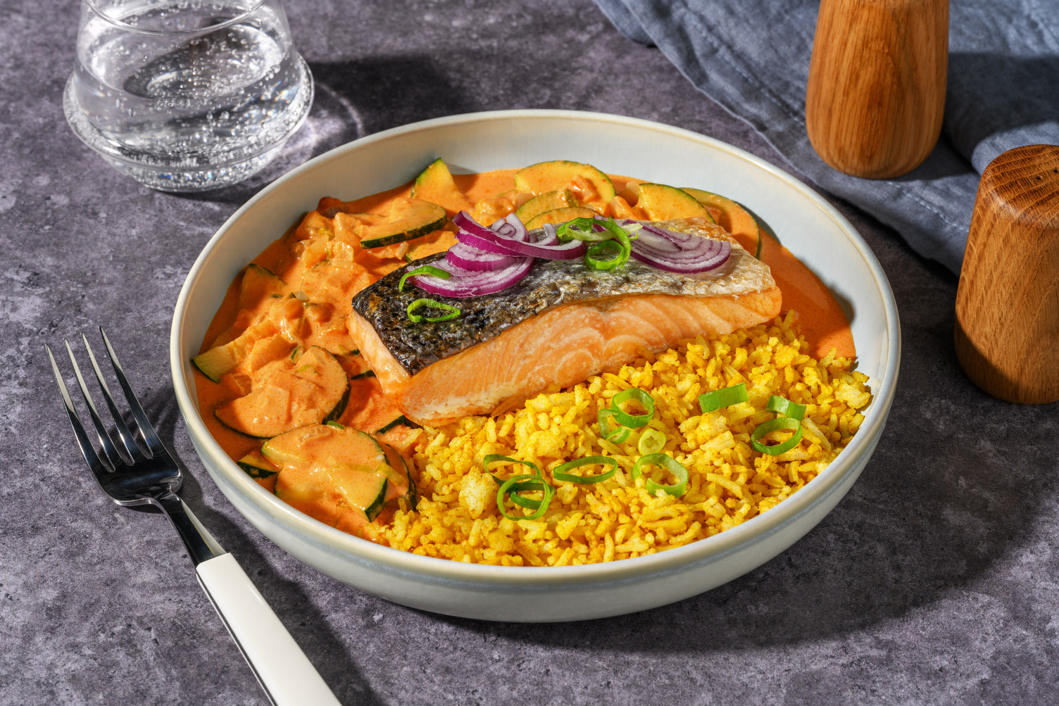 Zalm met rode courgettecurry