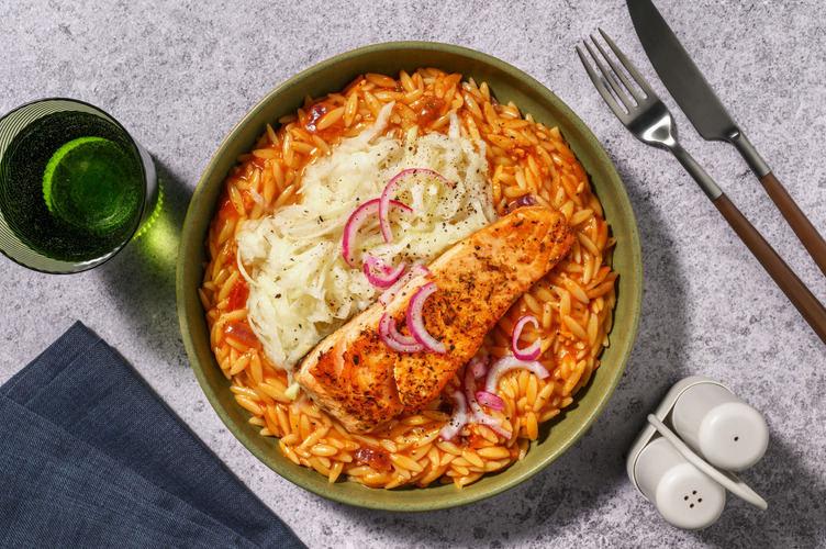 Mediterranes Lachsfilet auf cremigem Orzotto