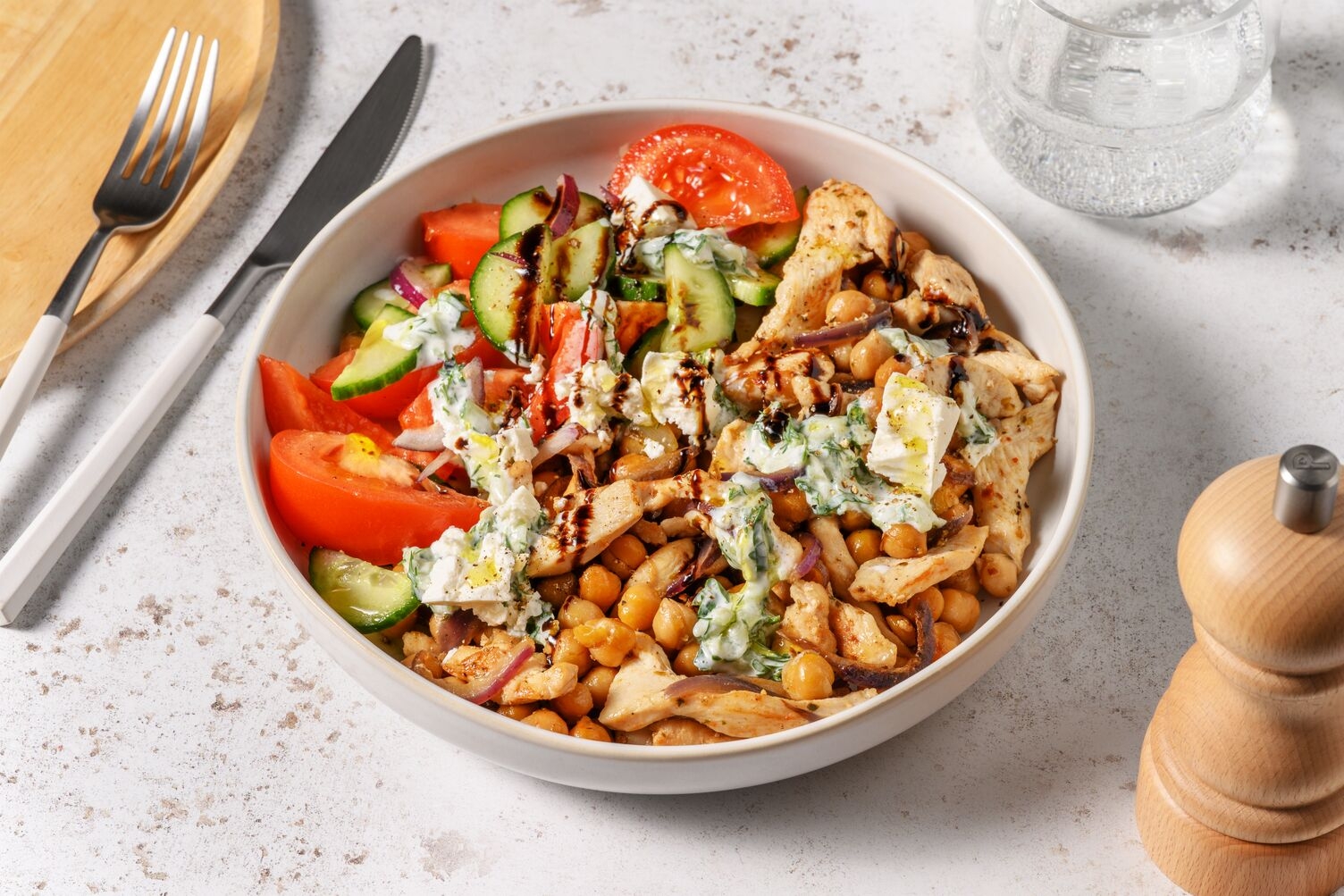 Mediterrane Bowl mit doppelt Huhn & Kichererbsen
