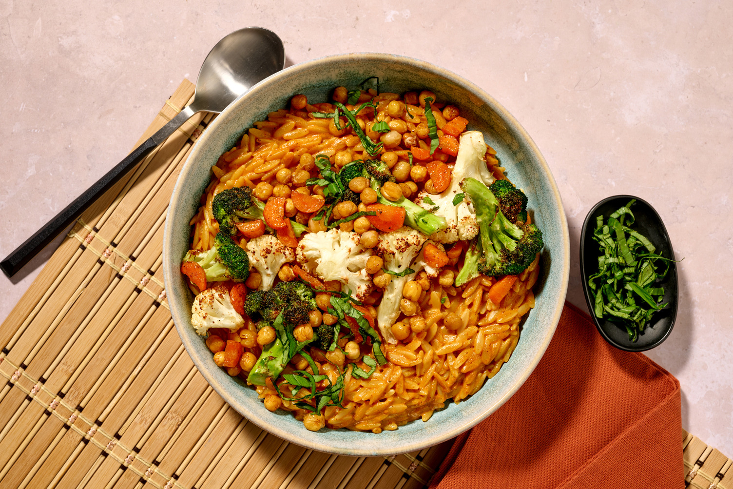 Fusion orzo in currysaus met Thais basilicum