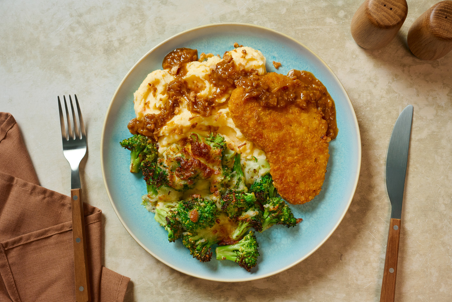 Kaasschnitzel met cheesy broccoli en gefrituurde uitjes