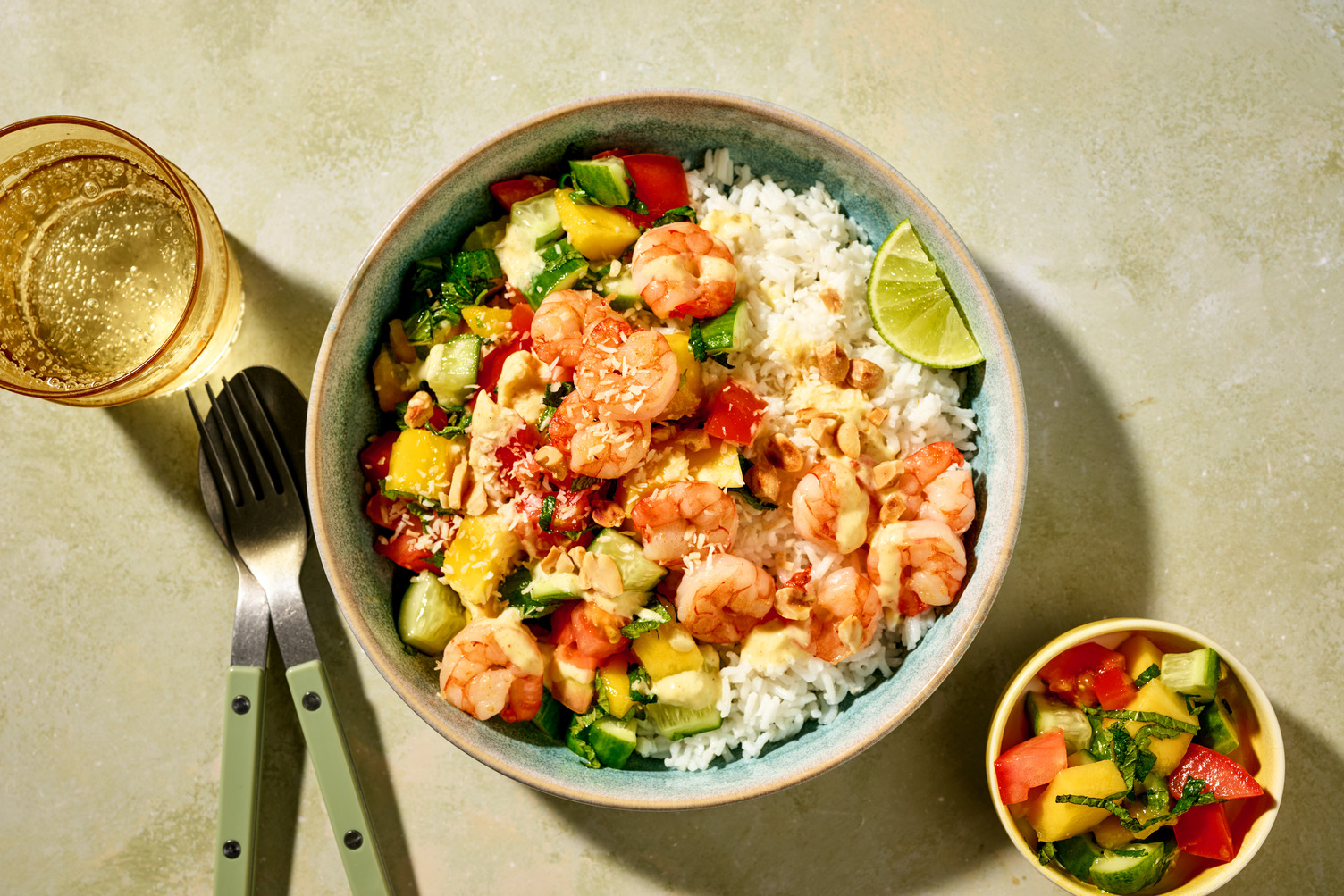 Scampibowl met mango, pinda's en salsa
