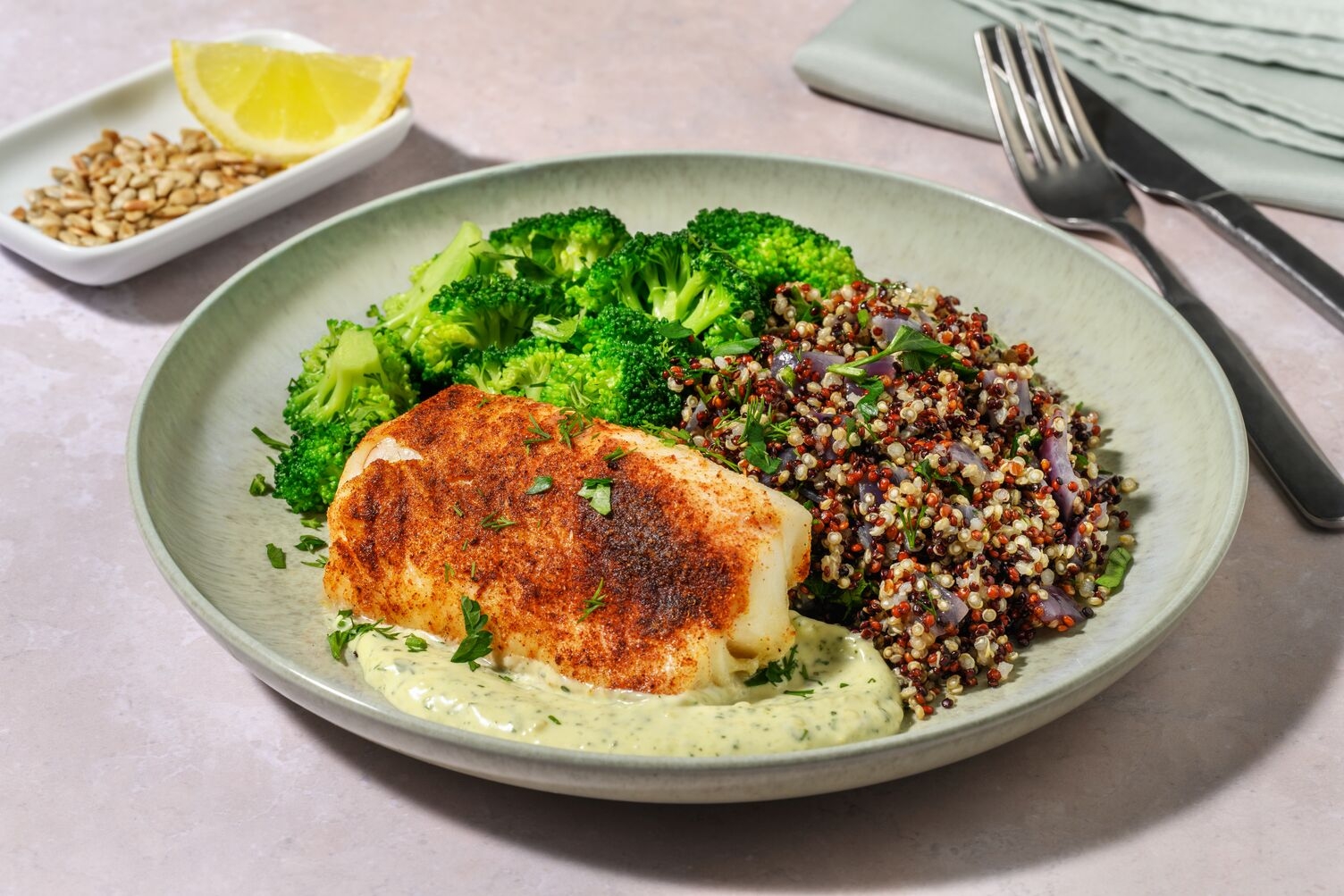 Doppelt Fischfilet auf buntem Kräuter-Quinoa