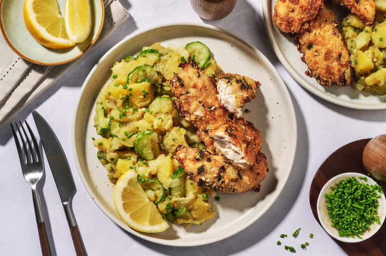 Steirischer Erdapfel-Gurkensalat mit Bio-Backhendl