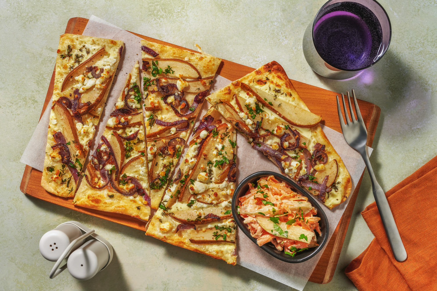 Flammkuchen Bianca mit Bio-Feta, Birne