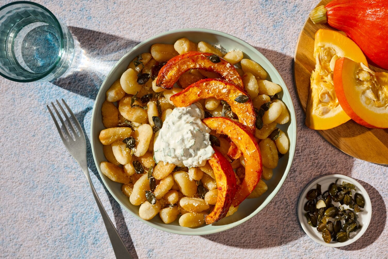 Röst-Hokkaido auf Gnocchi mit Kräuterschmand