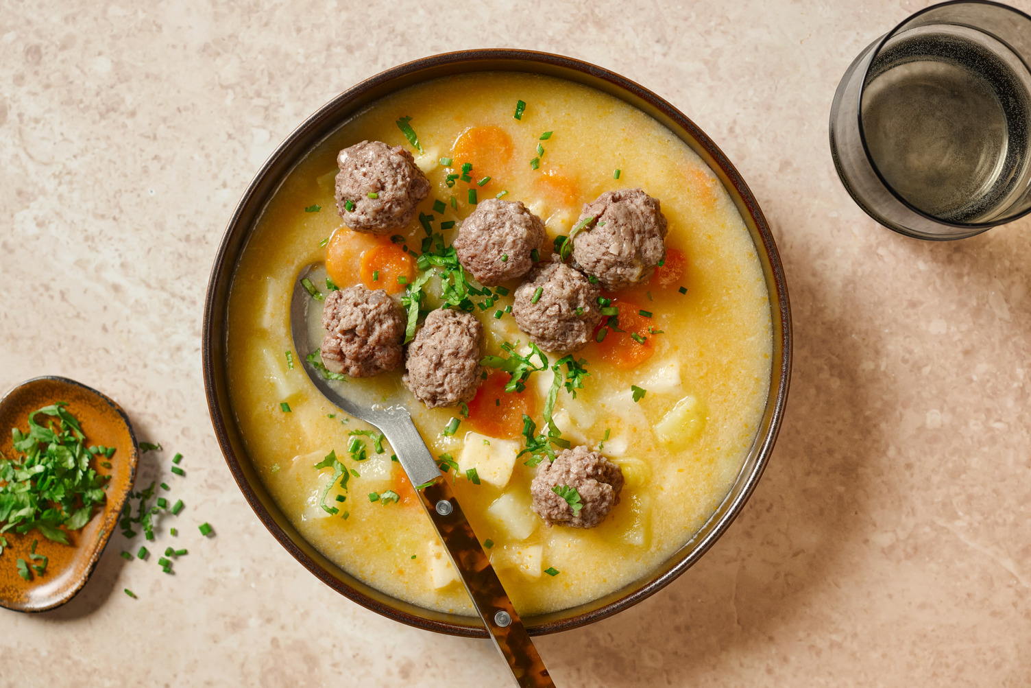 Omas Klassiker: Kartoffelsuppe mit Fleischbällchen
